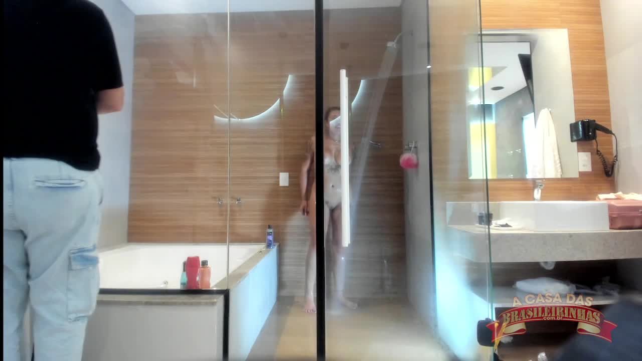 Paola Venturine nua no banheiro mais famoso da internet.