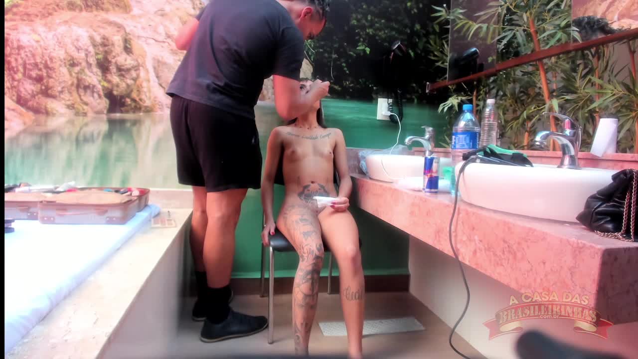 Dardinha Maia fica totalmente nua em frente à câmera do reality show.