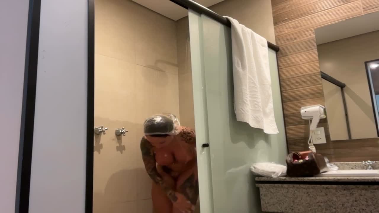Banho com Elisa Sanches completamente pelada 