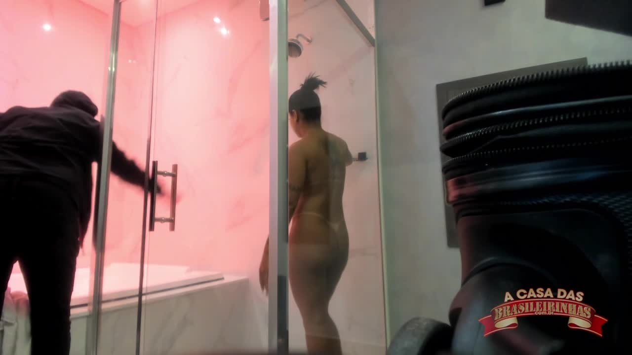 Banho com a deliciosa da atriz pornô Caroline nua
