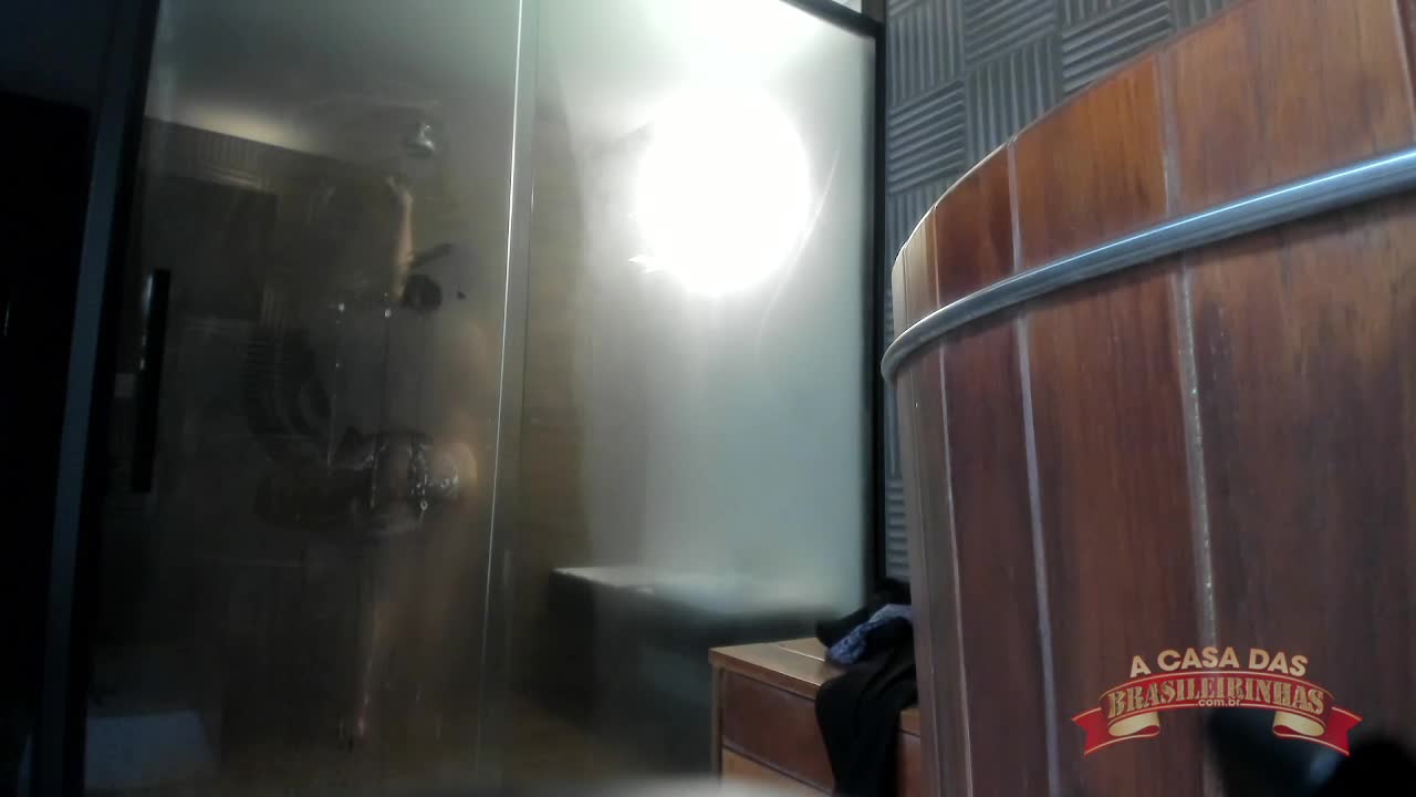 Yanndra Lanna mostra detalhes de seu corpo em momentos molhados.