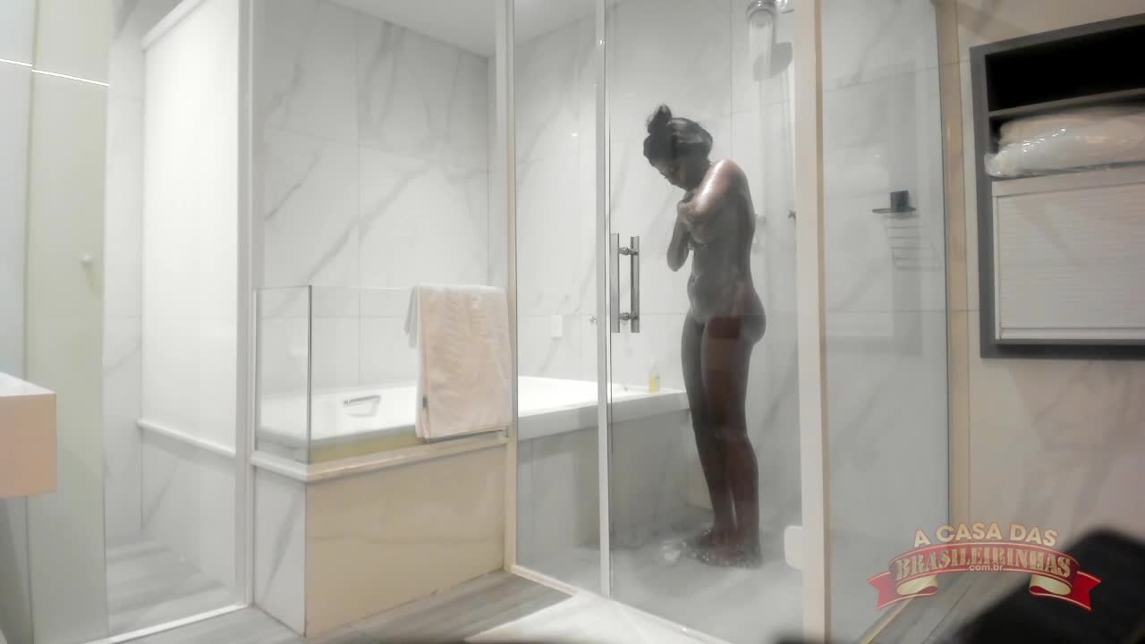 Jenny Pretinha entra no chuveiro de reality show adulto e mostra demais.