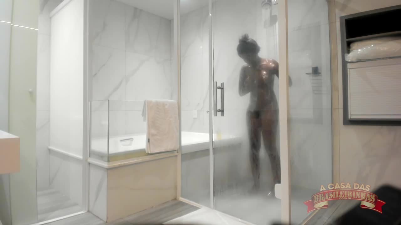 Jenny Pretinha entra no chuveiro de reality show adulto e mostra demais.