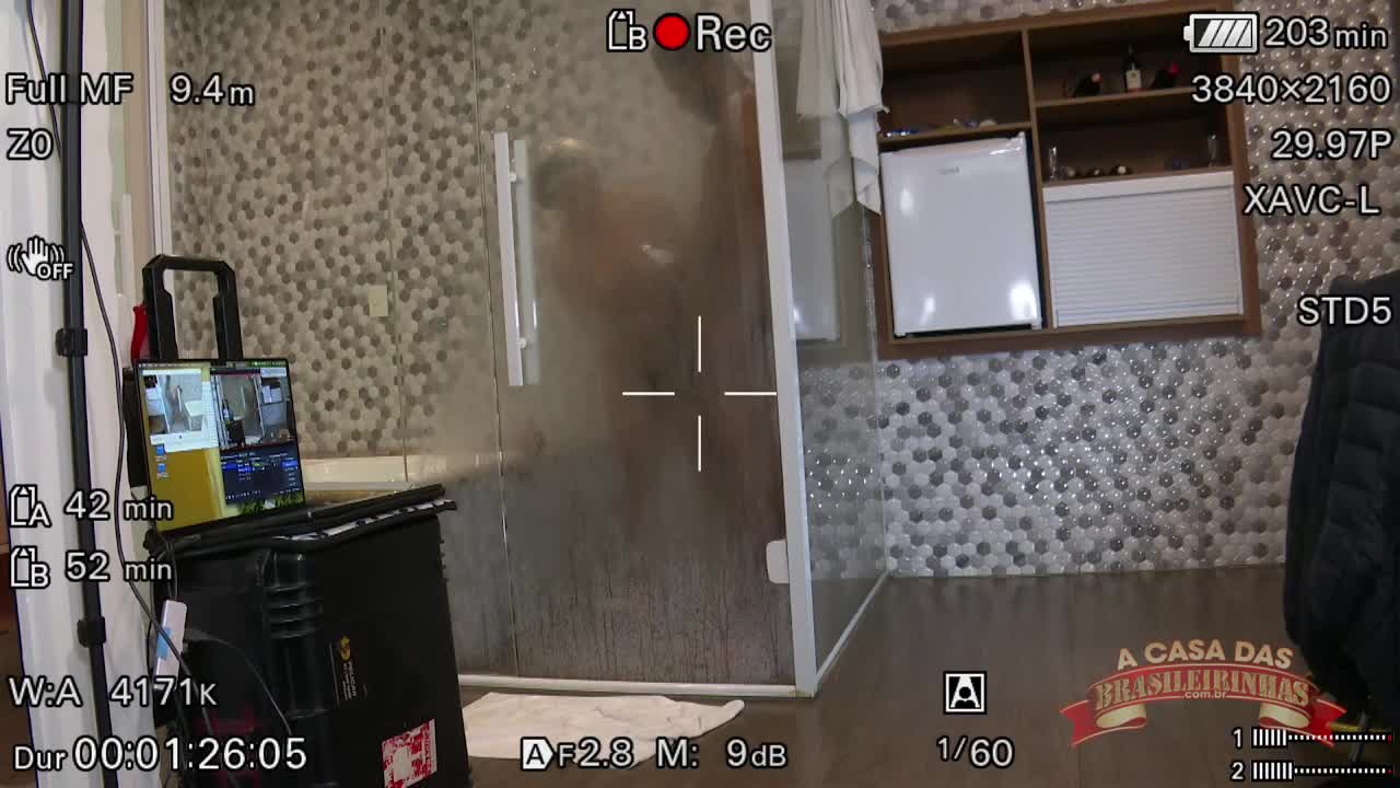 Melissa Pitanga entra acompanhada no banho da Casa das Brasileirinhas.