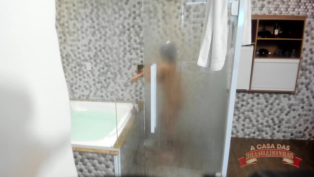 Exclusivo: a atriz Melissa Pitanga é grava em banheiro sem roupa. 