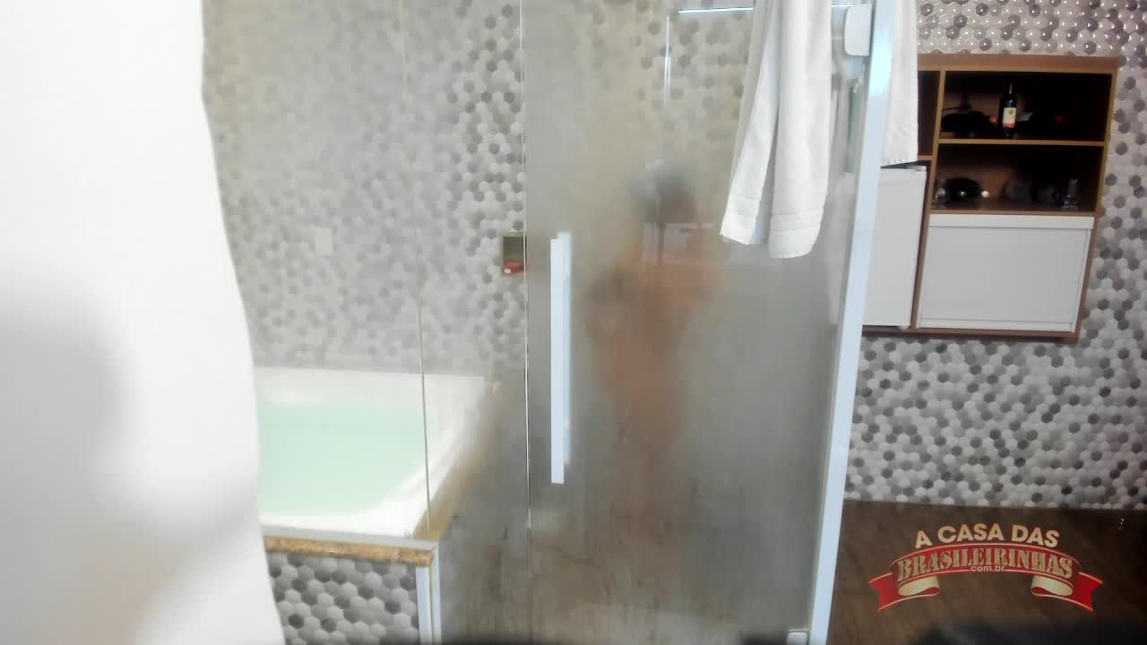 Exclusivo: a atriz Melissa Pitanga é grava em banheiro sem roupa. 