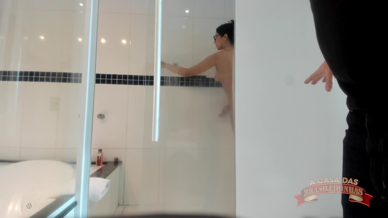 Julia Costa é flagrada tomando banho e mostra demais.