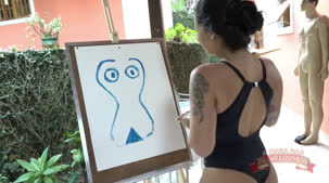 Oriental Vip pelada pintando a tela e o corpo no reality