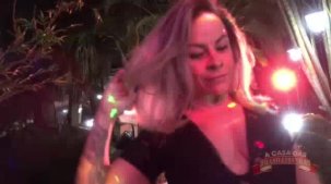 Atriz pornô Melissa Pitanga dançando no pole dance 