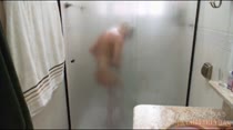 Isis Massafera toma banho e depila a bucetinha na casa