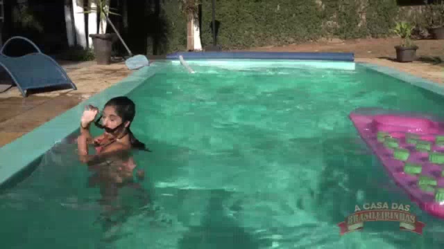 Gabi Paques curtiu a piscina do jeito que veio ao mundo