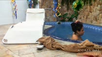 Relaxando na piscina da Casa das Brasileirinhas, veja Monique peladinha na água