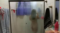 Loira gostosa tomando banho na frente das câmeras