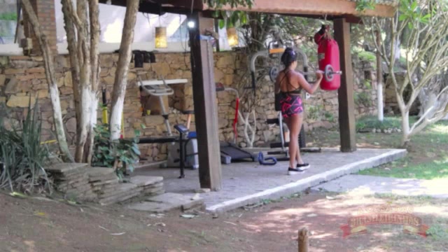 Luana Aguiar treinou seu corpão gostoso na academia da casa