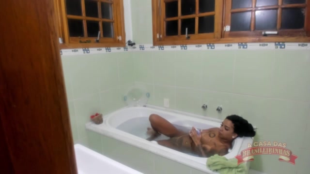 A gostosa Ariella Ferraz relaxando na banheira de hidromassagem