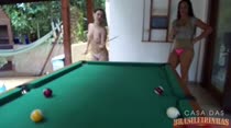 Duas gostosas jogam sinuca valendo peças de roupas, em vídeo pornô