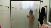 Ruiva gostosa Laisa tomando um banho sensual