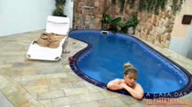 Cibelle relaxando peladinha na piscina da Casa das Brasileirinhas