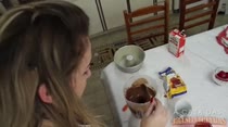 Flavinha fez um bolo de chocolate na Cuzinha Master!