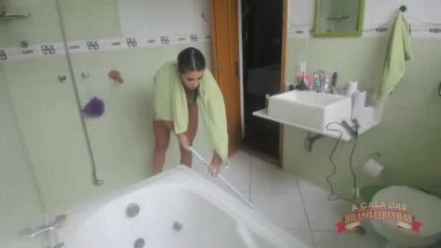 Val Mineirinha se maquiando peladinha depois do banho sensual