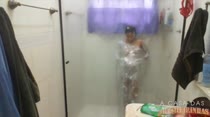 Mulata gostosa tomando banho ao vivo na casa