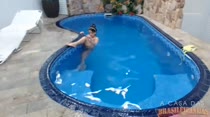 Relaxando e gozando na piscina: Carol Castro se masturba de verdade