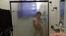 No banho, Bia Marques depila a bucetinha ao vivo