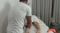 Bruna Ferraz recebe massagem erótica