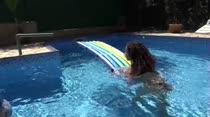 Paola e Alessandra brincaram na piscina da Casa das Brasileirinhas