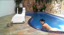 A ninfetinha da casa Britney se excita com o jato da piscina