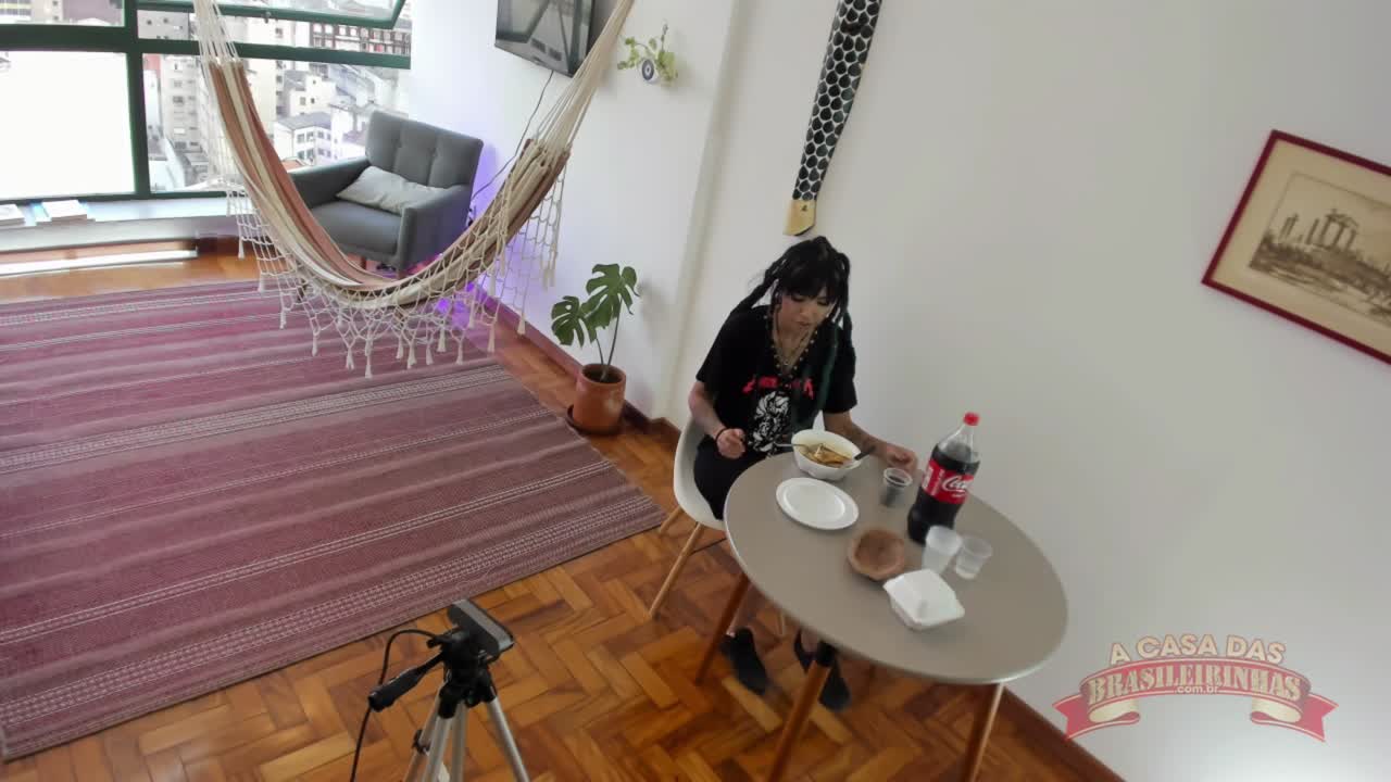 Câmera 2 com a Sayuri Sakai almoçando na hora da gravação de cena 