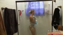 Fernandinha Fernandez dança, canta e rebola embaixo do chuveiro