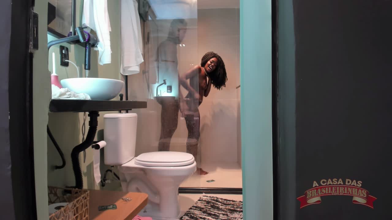 Câmera 2 com a Alicia Ribeiro dando na hora do banho