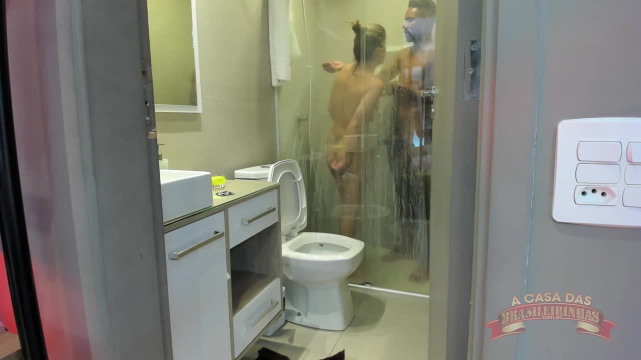Câmera 2 com a Samantha Munhoz fazendo sexo na hora do banho