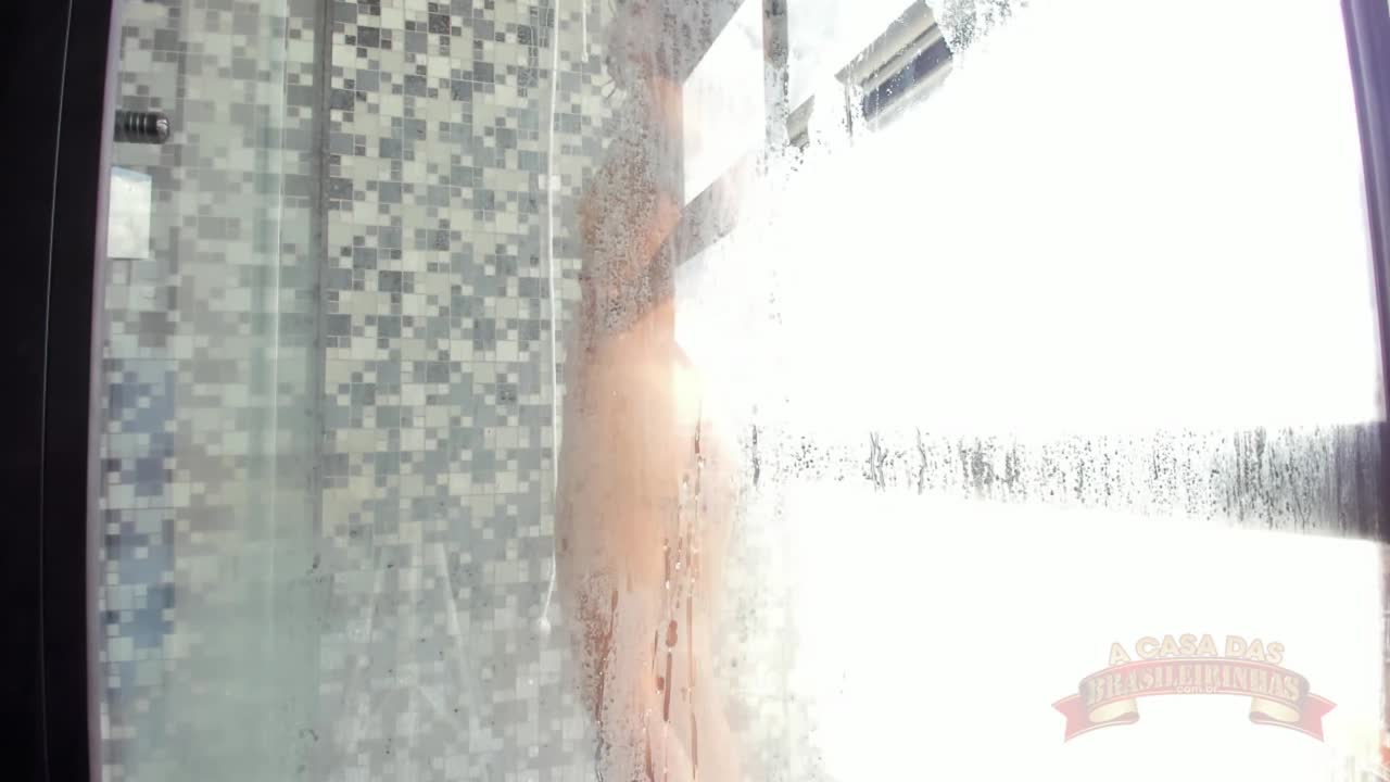 A novata Kamilla Werneck lavando a buceta no banho