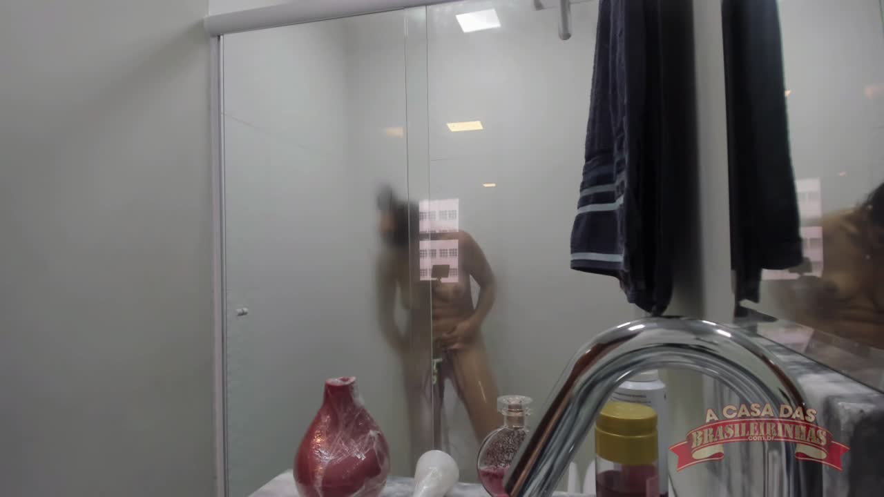 A gata Sandy Cortez tomando banho sensual na casa do pornô