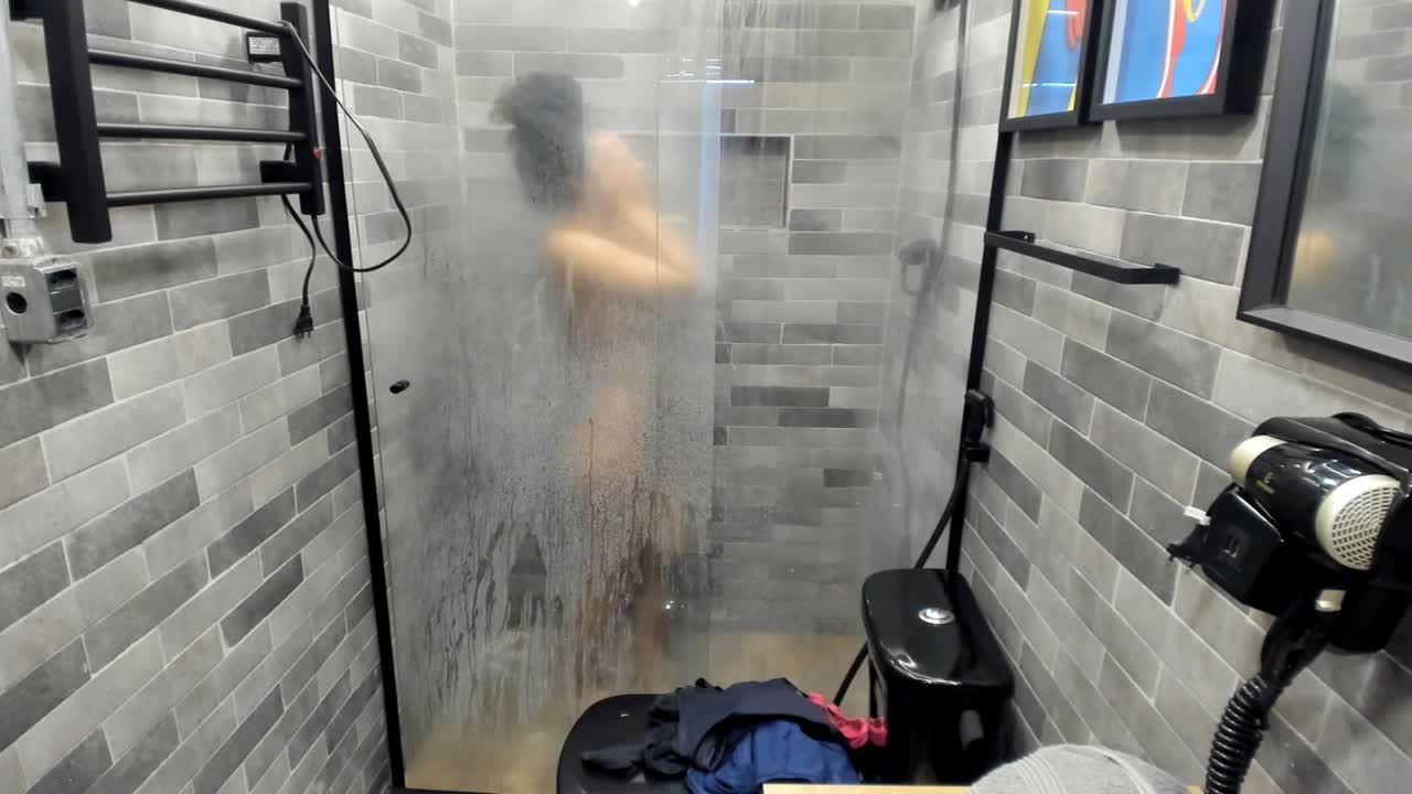 Por outro ângulo, Aline Morini tira a sua roupa em frente a câmera.