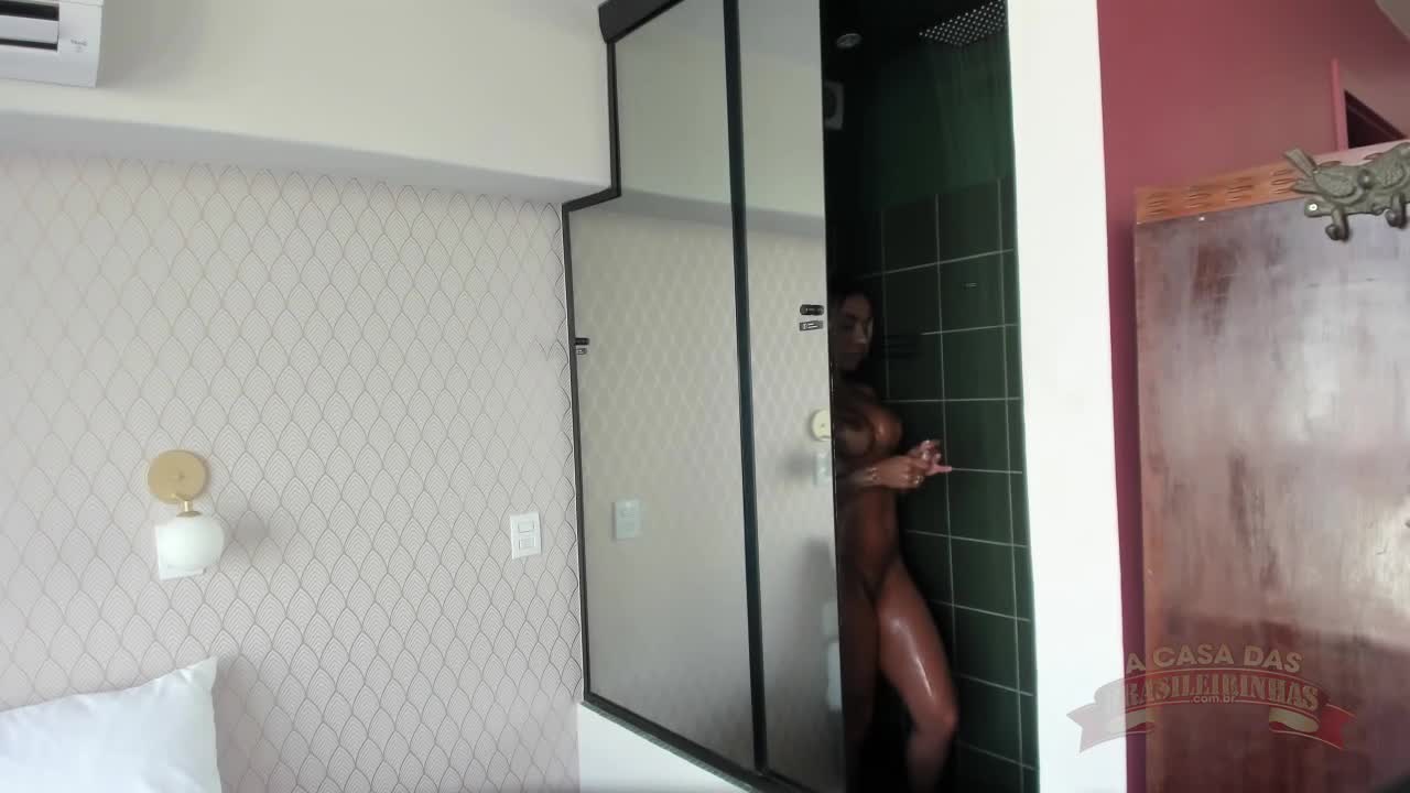 Anitta Hot lavando a buceta no banho sensual na casa das brasileirinhas