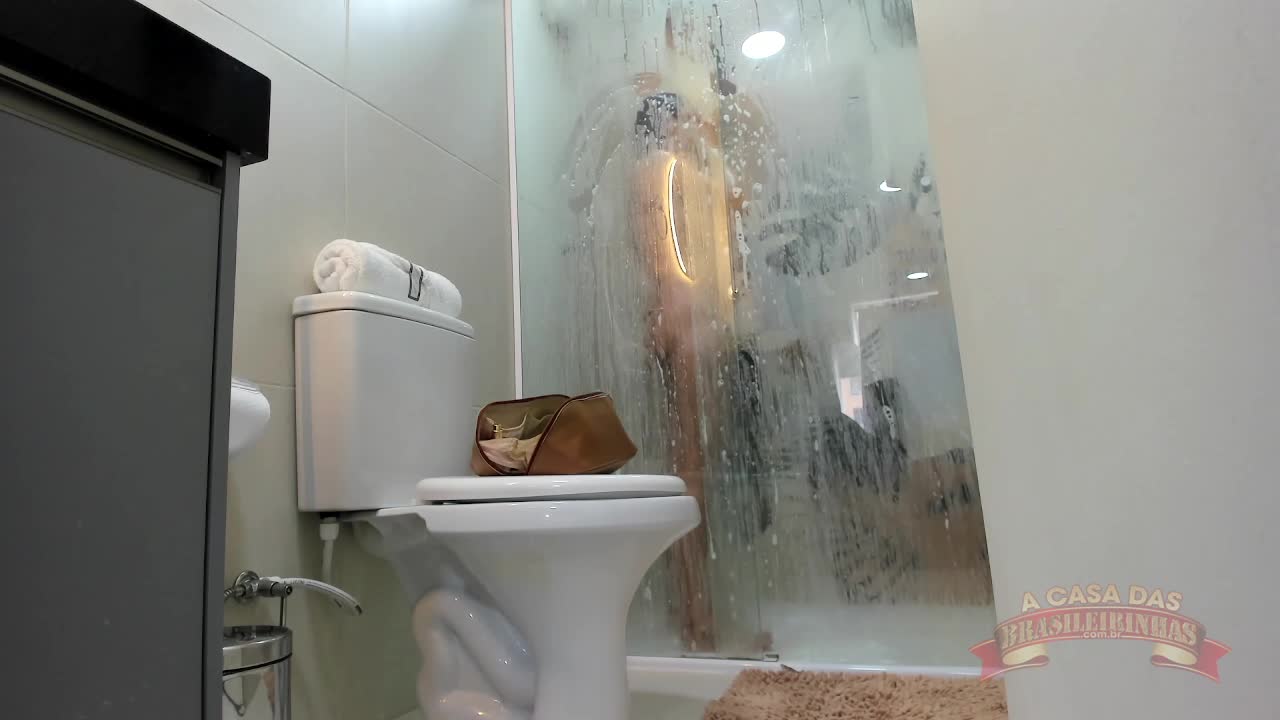 Assista ao flagra do banho da Belinha Baracho e a conversa.