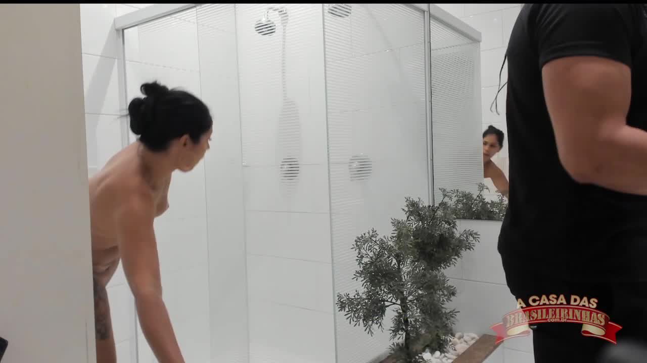 Cris Souza foi tomar banho para ficar pronta para sua cena.