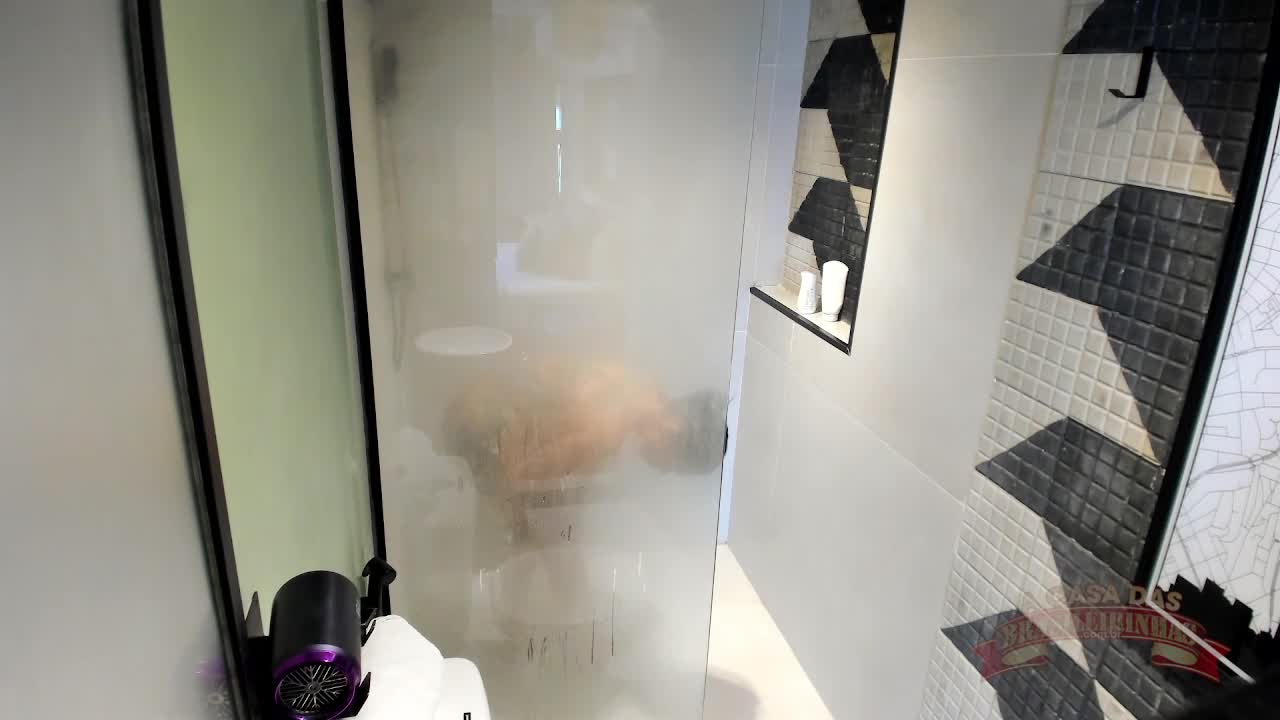 Jessica Winchester é filmada tomando banho com câmera secreta.