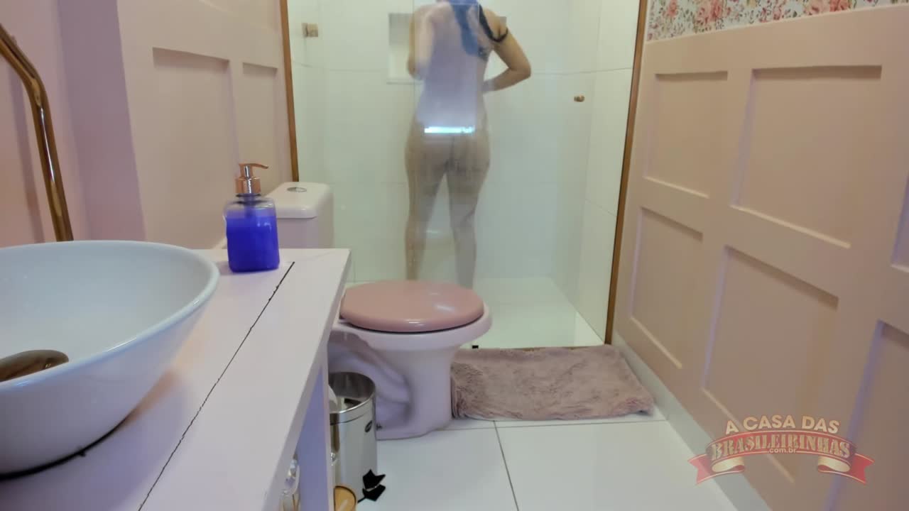 Karen Gonçalves tomando banho em frente às câmeras da casa