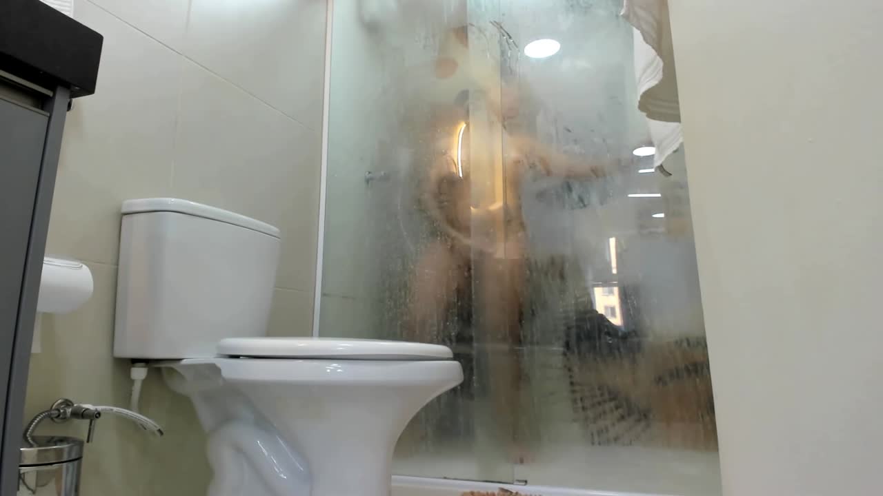  Atriz pornô Loira Bruta é gravada por câmera indiscreta da Casa.