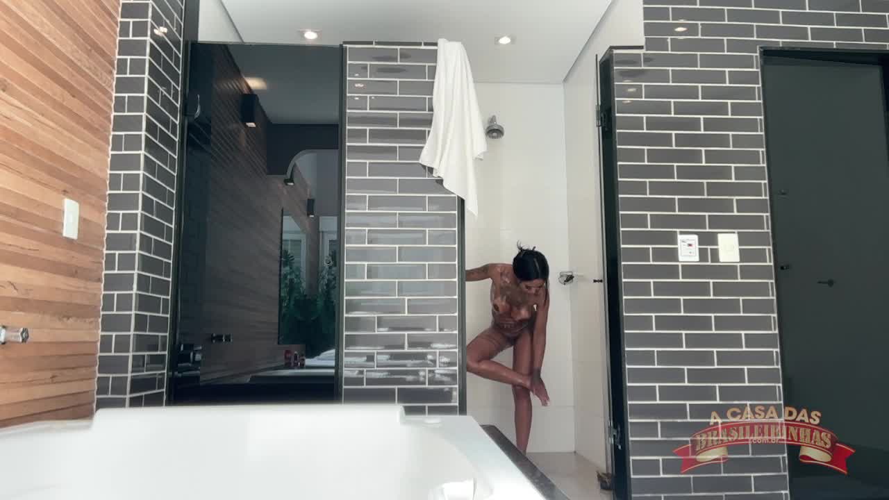 Millena Gomes passa pelo banho da Casa das Brasileirinhas.