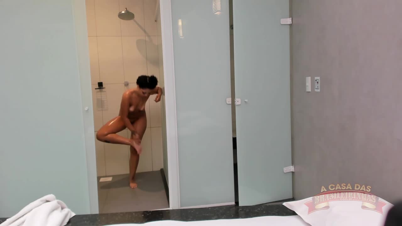 Banho de Nara Rabech tem passada de sabão suave pelo corpo todo.