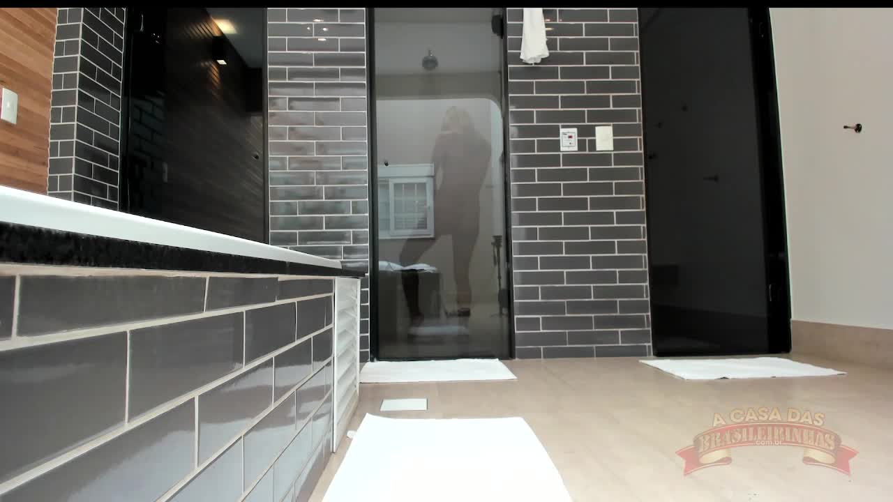 Mesmo com o vidro do box, banho de Rubi X tem seus ângulos expostos.