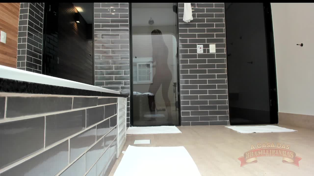 Mesmo com o vidro do box, banho de Rubi X tem seus ângulos expostos.