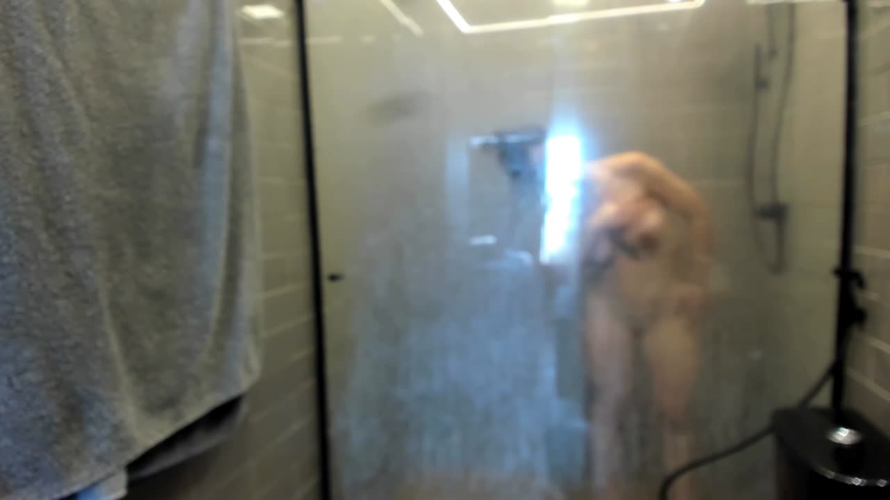 Segundo ângulo mostra o momento exato em que a atriz vai para o banho.