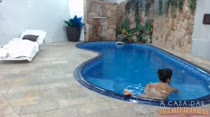 Kamilla relaxa na piscina, confira!
