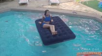 Gostosa se diverte na piscina da Casa das Brasileirinhas